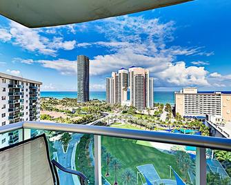 High-Rise Oceanview Condo w/ Pool, Tennis & Gym: Walk to Beach, Dining, Shops - North Miami Beach - Balcón