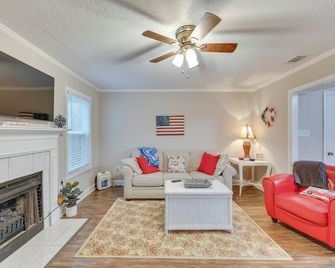 Quaint Augusta Townhome 3 Mi to the Masters! - Augusta - Living room