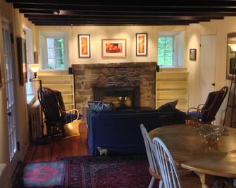 Carriage House at Harmony Hill Farm in New Hope - New Hope - Living room