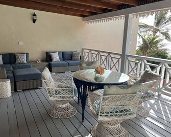 3 Bedroom Beach House Right on the Beach! - Basseterre - Balcony