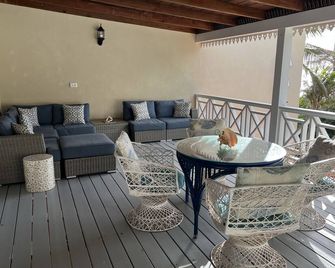 3 Bedroom Beach House Right on the Beach! - Basseterre - Balkón