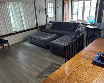 Waterfront 4 bedroom two full bath with arcade, kayaks and dock. - Newport - Living room