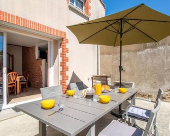 Charming, Eco-Friendly Cottage: Terrace, Garden, Near Puy du Fou & Zoo, Ideal for Families - Sèvremoine - Patio