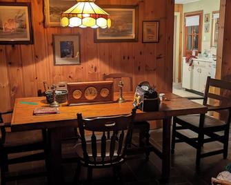 Direct lakefront cottage with wood burning fireplace in great room. Pet friendly - Putnam Station - Comedor
