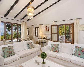 Villa With Private Pool with Sea Views . Homely traditional majorcan house - Deia - Living room