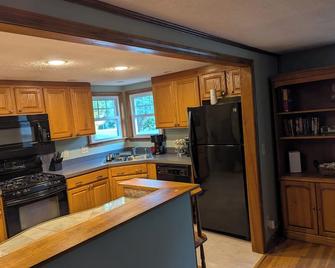 Cozy 4-bdrm house in safe neighborhood just around the corner from Syracuse Univ - Syracuse - Kitchen