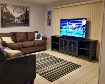 Sea Cottage with easy boat access. Near Space X - Port Isabel - Salon