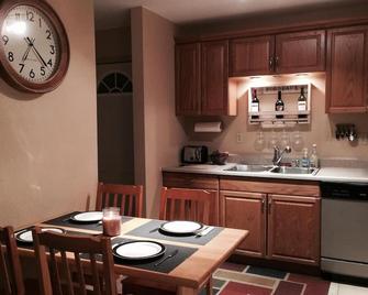 Cozy Condo - Walking Distance To Chair Lift & Free Wifi - Brian Head - Kitchen