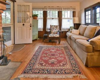 Large 100-year-old family cottage, claw-foot bathtub & lots of deck and porch! - Black Mountain - Living room
