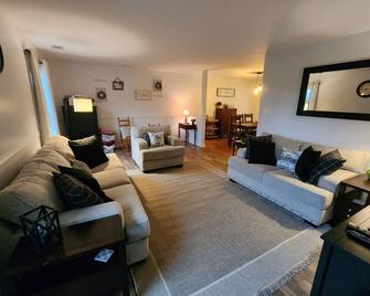 Less than10 miles from Shenandoah National Park, Luray Caverns & Wedding Venues - Luray - Huiskamer