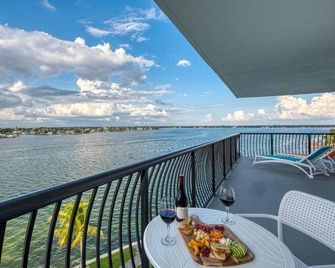 2 Stylish Resort Room with Beautiful Views, Outdoor Pool and Free Parking - Schatzinsel - Balkon