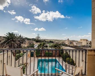 Beautiful large Poolvilla with A/C for max 8 pers, surrounded by large terrace - Għasri - Balcón