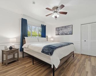 Waterfront Paradise - 2 Lake Views in Prime Location - Battle Creek - Bedroom