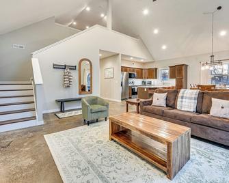 Hot Tub, Water Access: Cabin Near Lake Red Rock! - Knoxville - Soggiorno