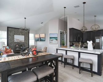 Welcome To 5545 Palmetto Street All New! Just Built! Book It Now! 4 Bedroom Home by RedAwning - Fort Myers Beach - Їдальня