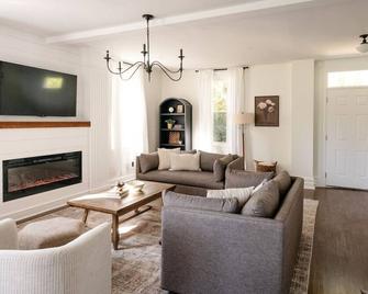 Farmhouse|hot Tub|fireplace|king Bed|4 Bedroom - Columbia - Living room