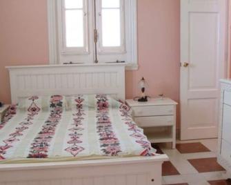 Giusel Y Mayito - La Habana - Habitación