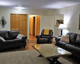 Greenwood Getaway: All-Year Adventures Your Perfect Escape in Every Season - Escanaba - Living room