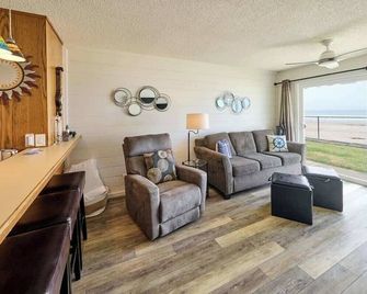 Ground Floor Beachfront Condo Suite - Sleeps 4 - Pool and Sauna - Lincoln City - Stue
