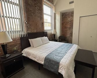 Toledo Tranquility: Luxe 2-Bed Retreat - Your Perfect Stay Awaits! Ada Compliant - Toledo - Bedroom