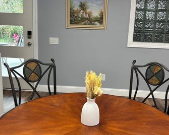 Cozy Retreat Firepit Steps to Downtown - Albemarle - Eetruimte