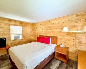 Charming 2-bedroom pet friendly cottage, right by ferry in Mackinaw City. - Mackinaw City - Schlafzimmer