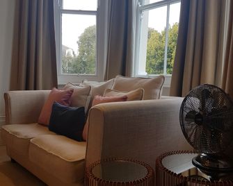 The Relish - Folkestone - Olohuone