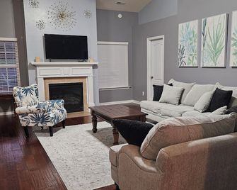 Charming 4-bedroom house with AC and WiFi in wonderful Madison - Madison - Living room