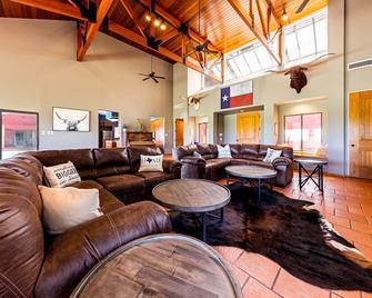 Stunning 400 Acre Ranch Close To Austin And Cota - Cedar Creek - Living room
