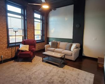 Historic 2-bedroom, fully equipped apartment with AC & laundry in charming Vevay - Vevay - Living room