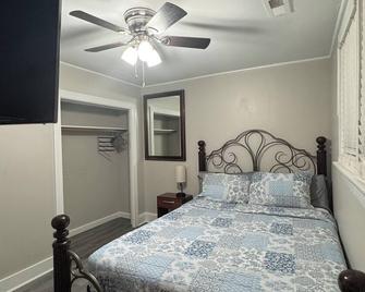 Charming 3-bedroom, 2 bathroom house with WiFi, AC in wonderful Goldsboro. - Goldsboro - Schlafzimmer