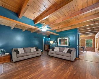 Cozy 5-bedroom cabin with WiFi, AC-nestled in the woods near Minerva, Ohio - Minerva - Living room