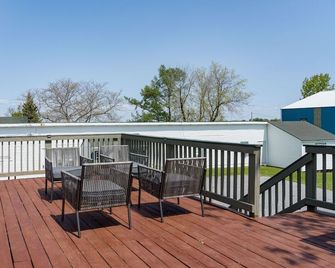 K's Motel with Stunning St. Lawrence River Views - Room 8 - Clayton - Balcón