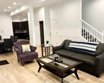 Beautifully Renovated House 10 mins from Downtown - Chicago - Living room