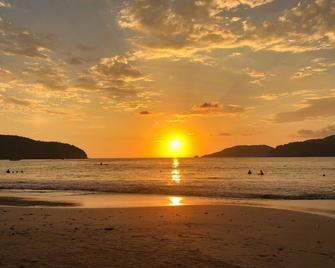 Beachfront Home in La Ropa with Pickleball Court! - Zihuatanejo - Playa