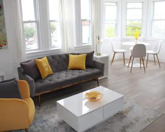 Boardwalk Casino 2 Bedroom Rental - اتلانتيك سيتي - غرفة معيشة