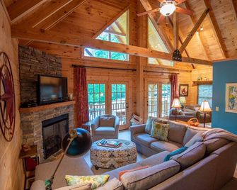 Rock n Rhapsody - Blue Ridge Log Cabin - Minutes to West Jefferson - Fireplace - Foosball - West Jefferson - Living room