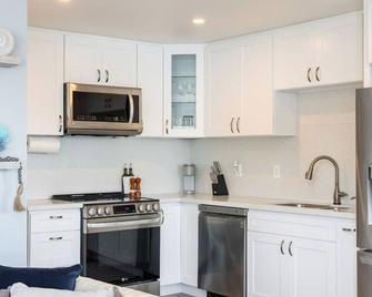 124 -Relaxing Lakeside Haven - Renton - Kitchen