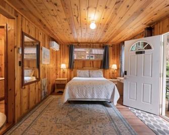 Masoods Room - Masoods Lodge - Boulder Creek - Bedroom