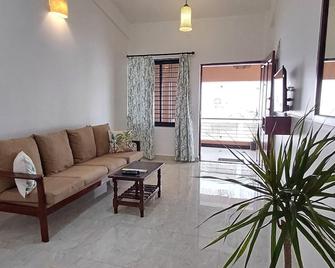 Comfortable Double Bedroom Serviced Apartment - Mahamaya - Calangute - Living room