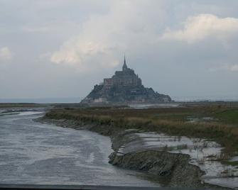Old farmhouse in Montchaton Orval sur sienne near Mont Saint Michel - Orval - Patio