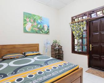 Batik Trinidar Homestay - Yogyakarta - Bedroom