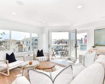 Luxury 3 Bedroom walk to Beach & Pier - Newport Beach - Living room