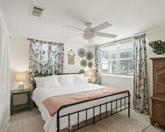 Downtown Cottage! Walk/Cart Everywhere, 2 King Beds - Ocean Springs - Bedroom