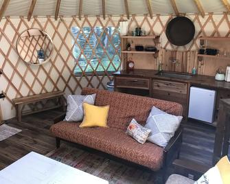 Luxury Wine Country Yurt Great For Any Season - McMinnville - Living room
