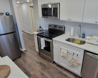 Cheerful 2-Bedroom Apartment with Smart Home Tech. - Uniondale - Kitchen
