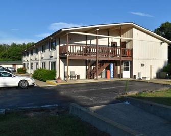 Countryside Inn Hotel - Hillsboro - Building