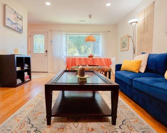 Stylish 2B2B Retreat in the Heart of the Silicon Valley - Sunnyvale - Living room