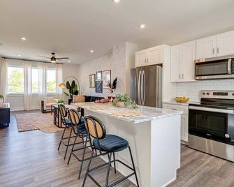 Dolly's Bohemian Bliss-Sleeps 24 - Nashville - Kitchen