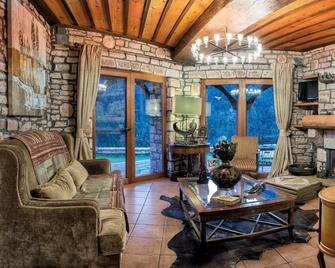 Luxury Mountain Chalet, With Private Sauna And Shared Pool (Ground Level) - Karpenísi - Living room